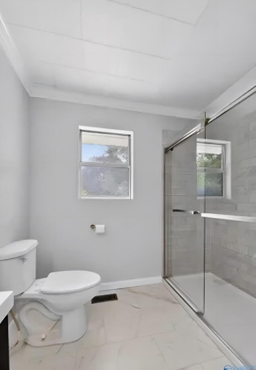 rs:m09_bathroom_glass_shower