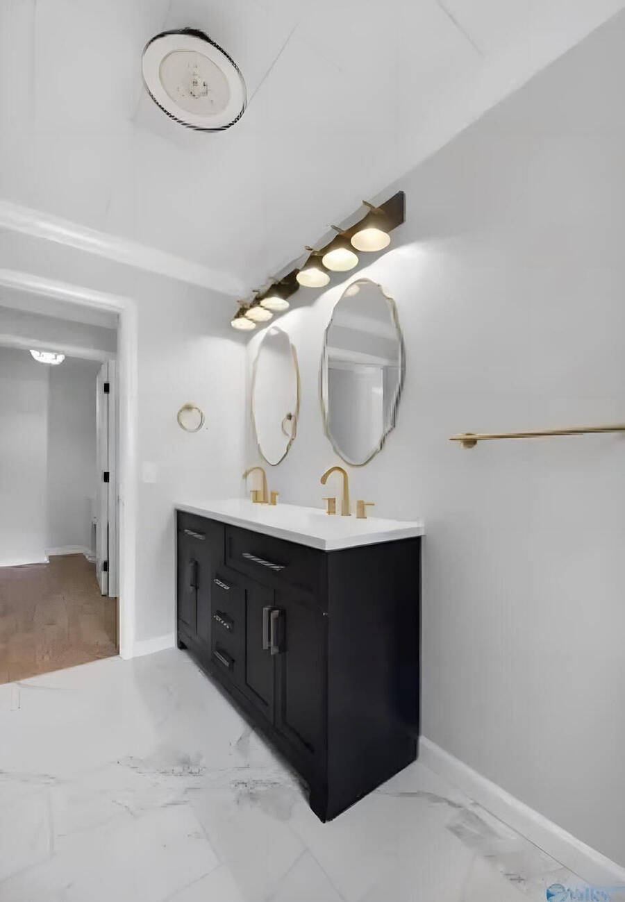 rs:m10_bathroom_dark_vanity